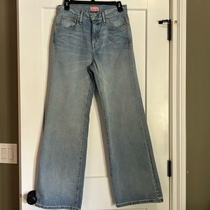 Never worn cute wide leg jeans, higher waist